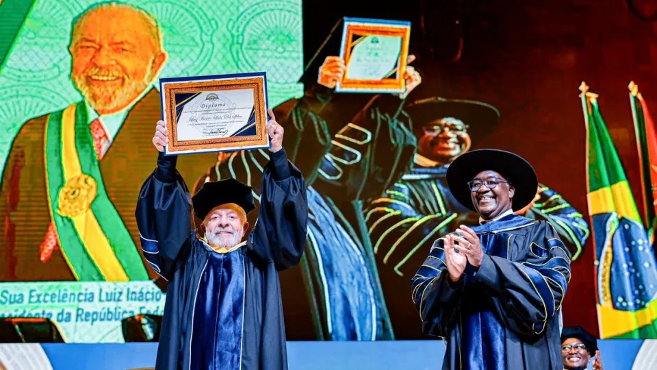 Lula recebe título de doutor honoris causa em Moçambique