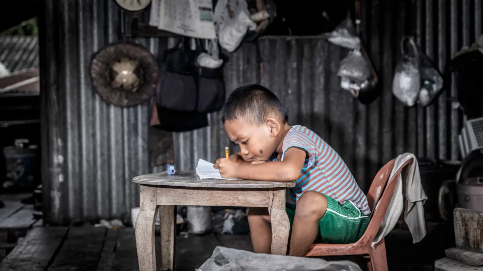 Mais de 400 milhões de crianças estão na pobreza em todo o mundo