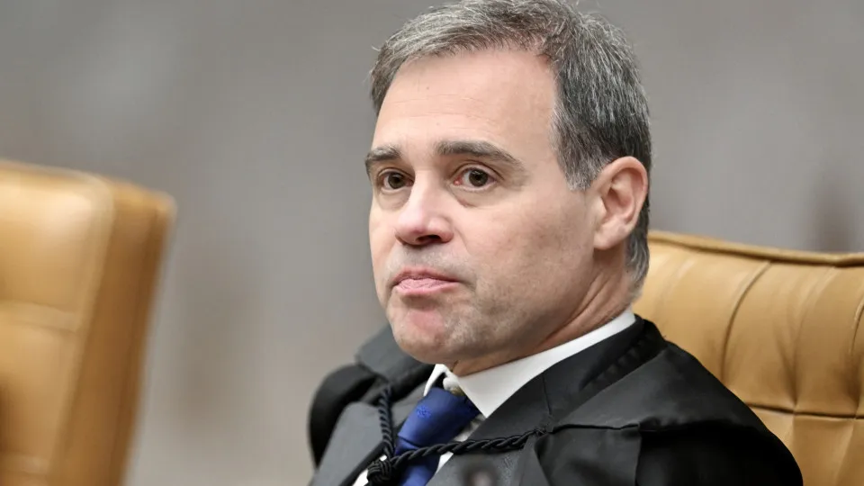 Mendonça concede habeas corpus desobrigando presença de depoente e CPI do INSS cancela sessão