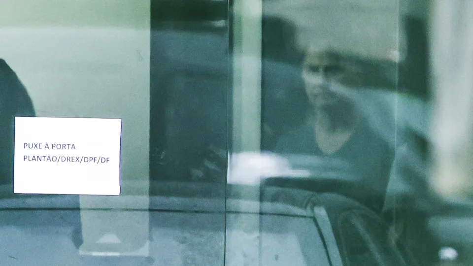 Moraes e Dino votam para manter prisão de Bolsonaro; relator vê descumprimento reiterado de ordens do STF