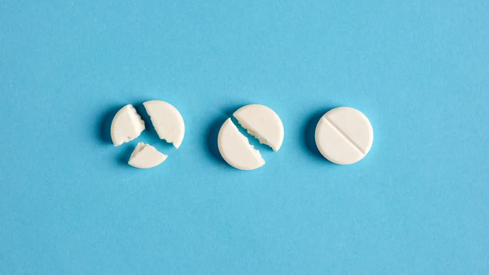 Quando partir um comprimido é seguro (e quando pode ser perigoso)