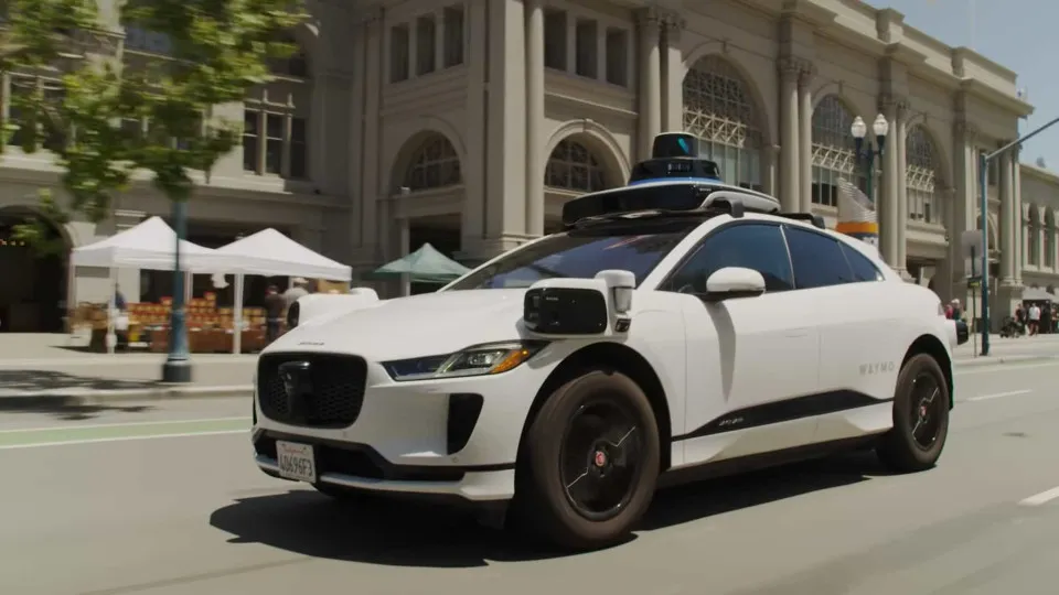 ‘Apagão’ faz carros autônomos do Google travarem ruas e causarem trânsito nos EUA ‘Apagão’ faz carros autônomos do Google travarem ruas e causarem trânsito nos EUA