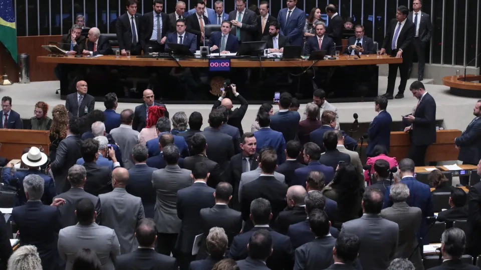 Câmara aprova projeto que reduz penas de Bolsonaro e réus do 8 de janeiro