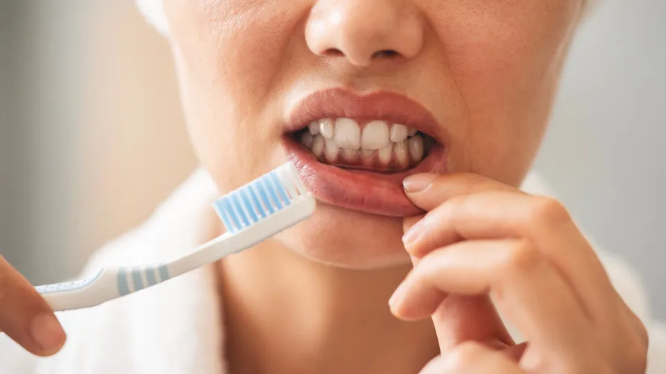 Escovar os dentes antes ou depois do café da manhã? Dentistas explicam