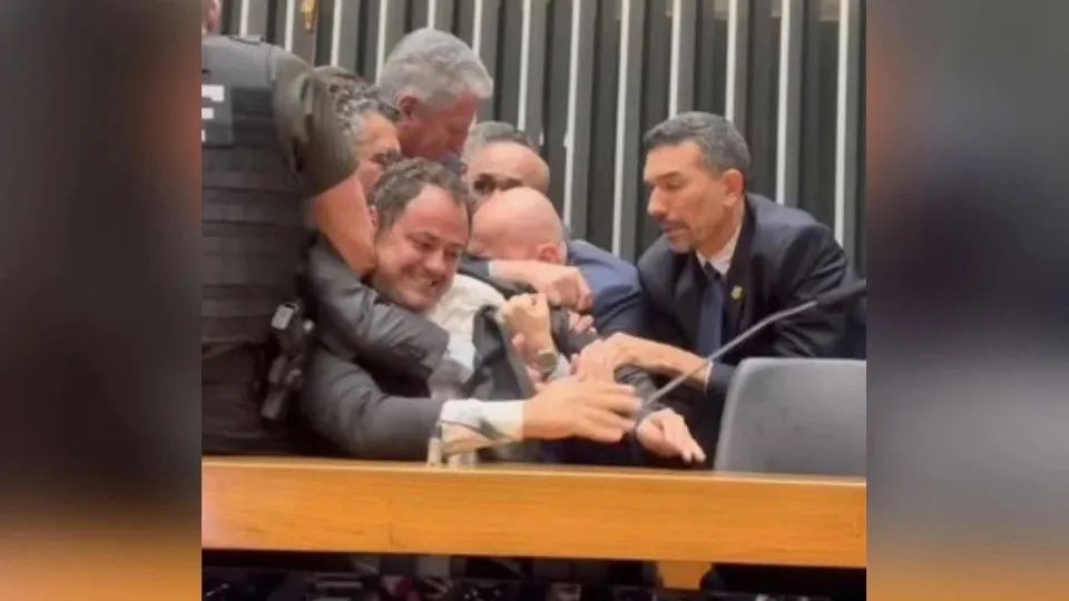 Glauber Braga é retirado à força após ocupar a Mesa Diretora da Câmara