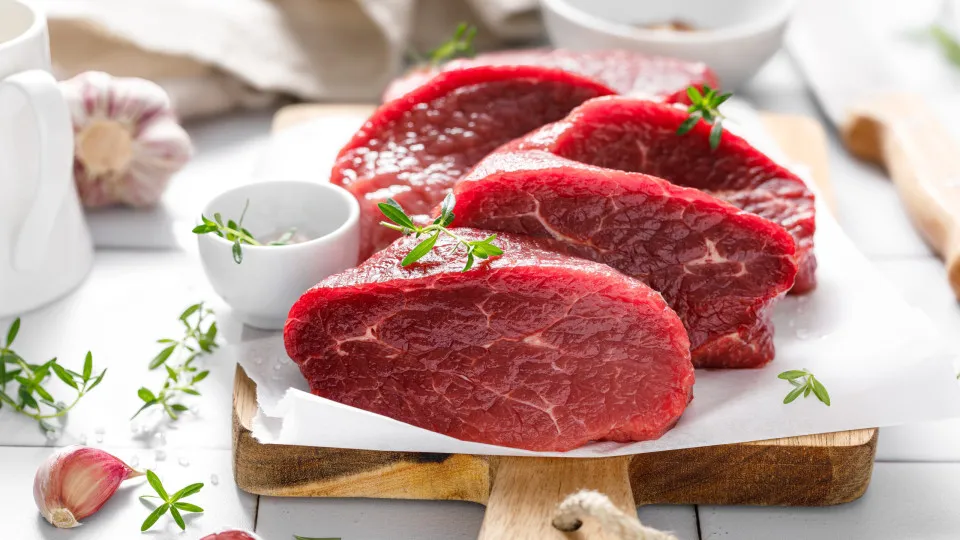 Esta é a única coisa que nunca deve fazer antes de cozinhar carne Esta é a única coisa que nunca deve fazer antes de cozinhar carne