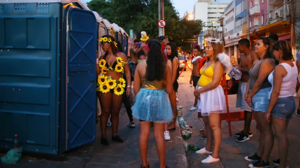 Carnaval: segurar xixi pode prejudicar saúde