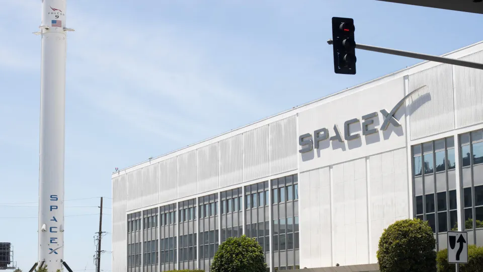 SpaceX propõe lançar até um milhão de data centers em órbita da Terra