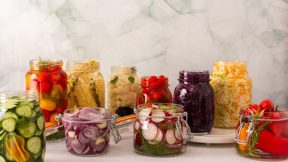 8 alimentos fermentados que fazem bem ao intestino, segundo especialistas
