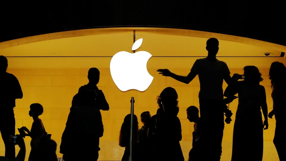 Apple paga fortunas para evitar que rivais “roubem” funcionários