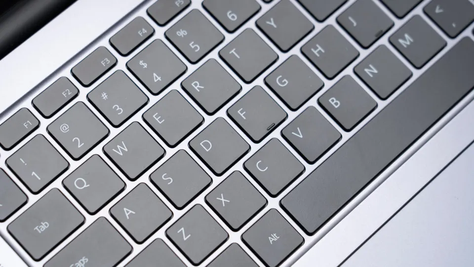 As teclas “F” e “J” do teclado são diferentes. Já pensou porquê? As teclas “F” e “J” do teclado são diferentes. Já pensou porquê?
