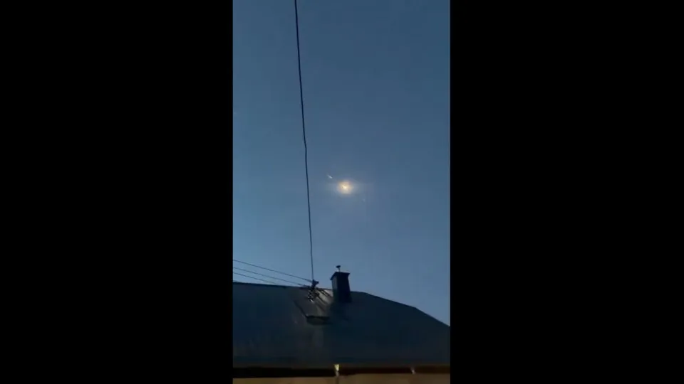 Meteorito cai na Alemanha é confundido com míssil na web; assista Meteorito cai na Alemanha é confundido com míssil na web; assista