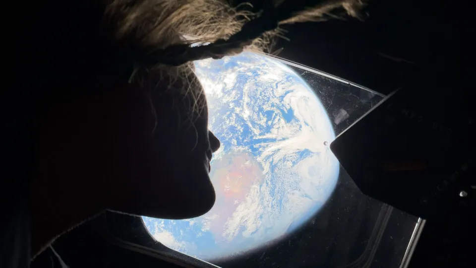 Astronautas usam celular no espaço e registram imagens inéditas