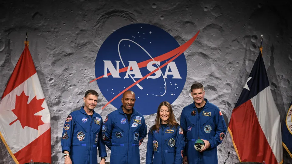 “Montanha-russa”: Artemis II explica viagem à Lua a público curioso