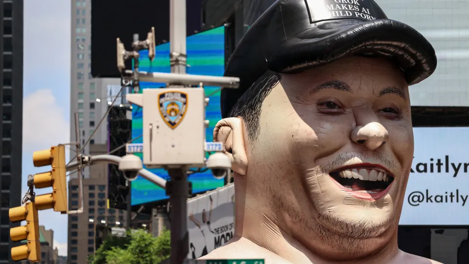 Protesto contra Grok e cetamina leva Musk inflável para ruas de NY Protesto contra Grok e cetamina leva Musk inflável para ruas de NY