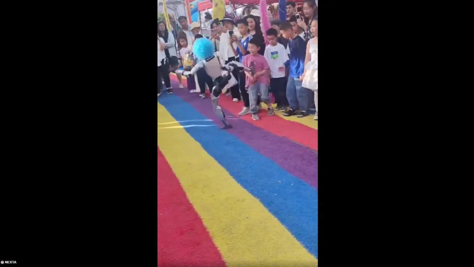 Robô chuta criança durante demonstração de artes marciais na China; vídeo